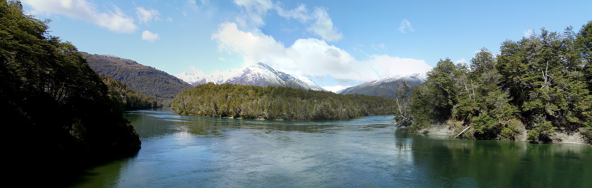 Forest and mountain lake in Los Alerces National Park